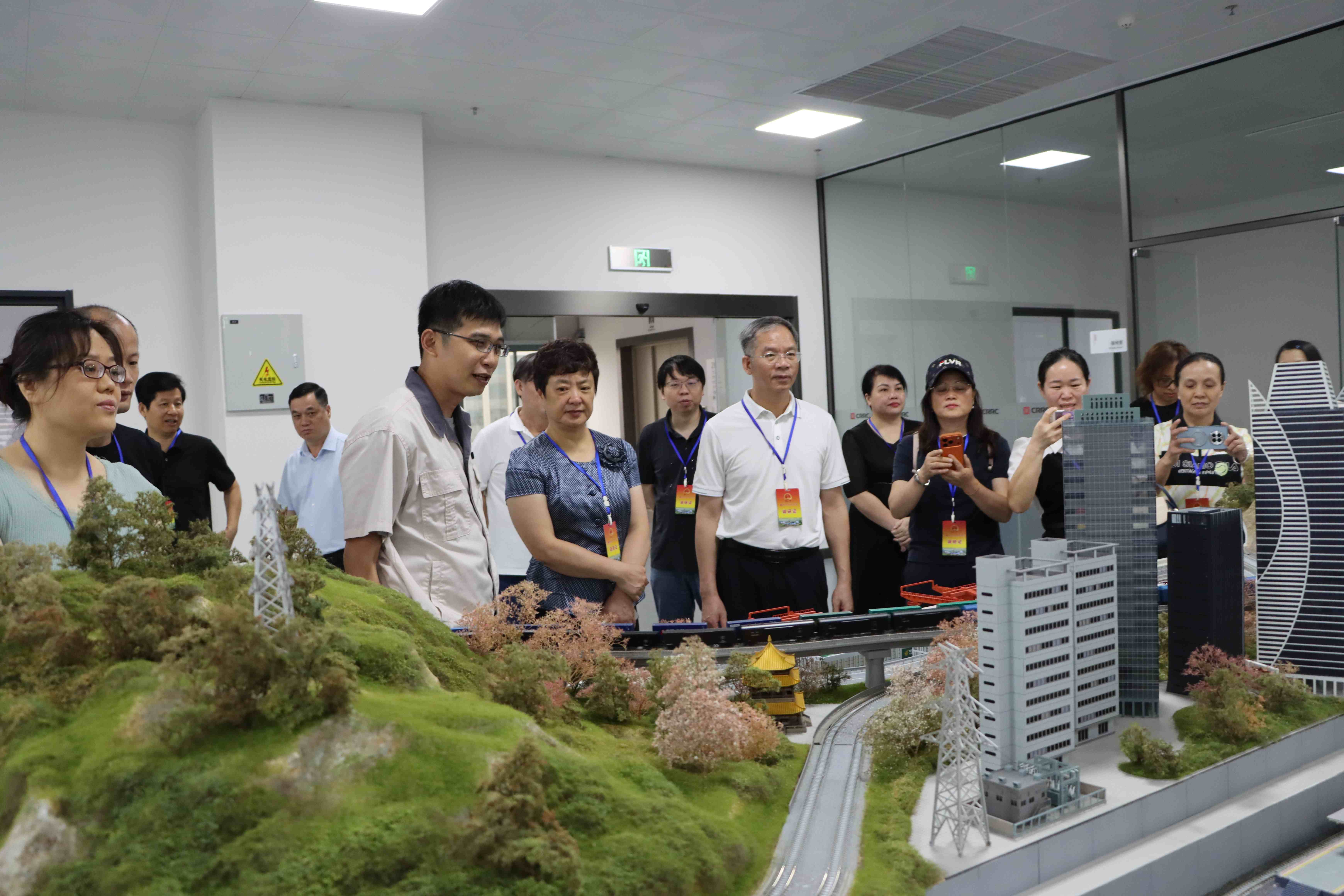 调研组在柳州中车长鸣文化科技有限公司调研.jpg